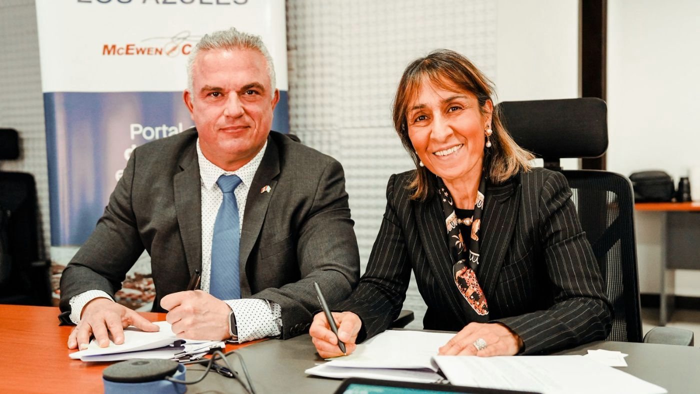 Michael Meding signing the collaboration agreement with the IFC